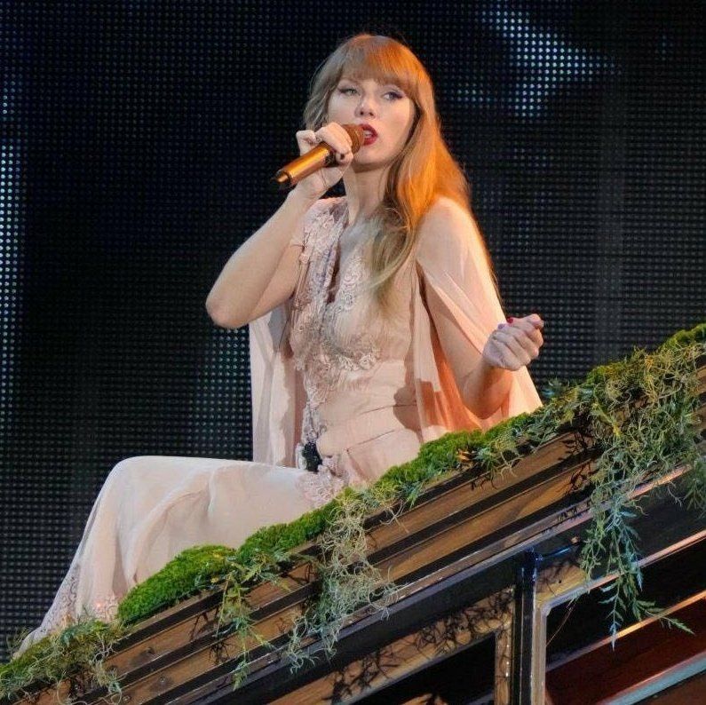 TheSwiftSociety's tweet image. 🏆| “I Can Do It With A Broken Heart” has now surpassed “The 1” and is now Taylor Swift’s 39th most streamed song on Spotify.