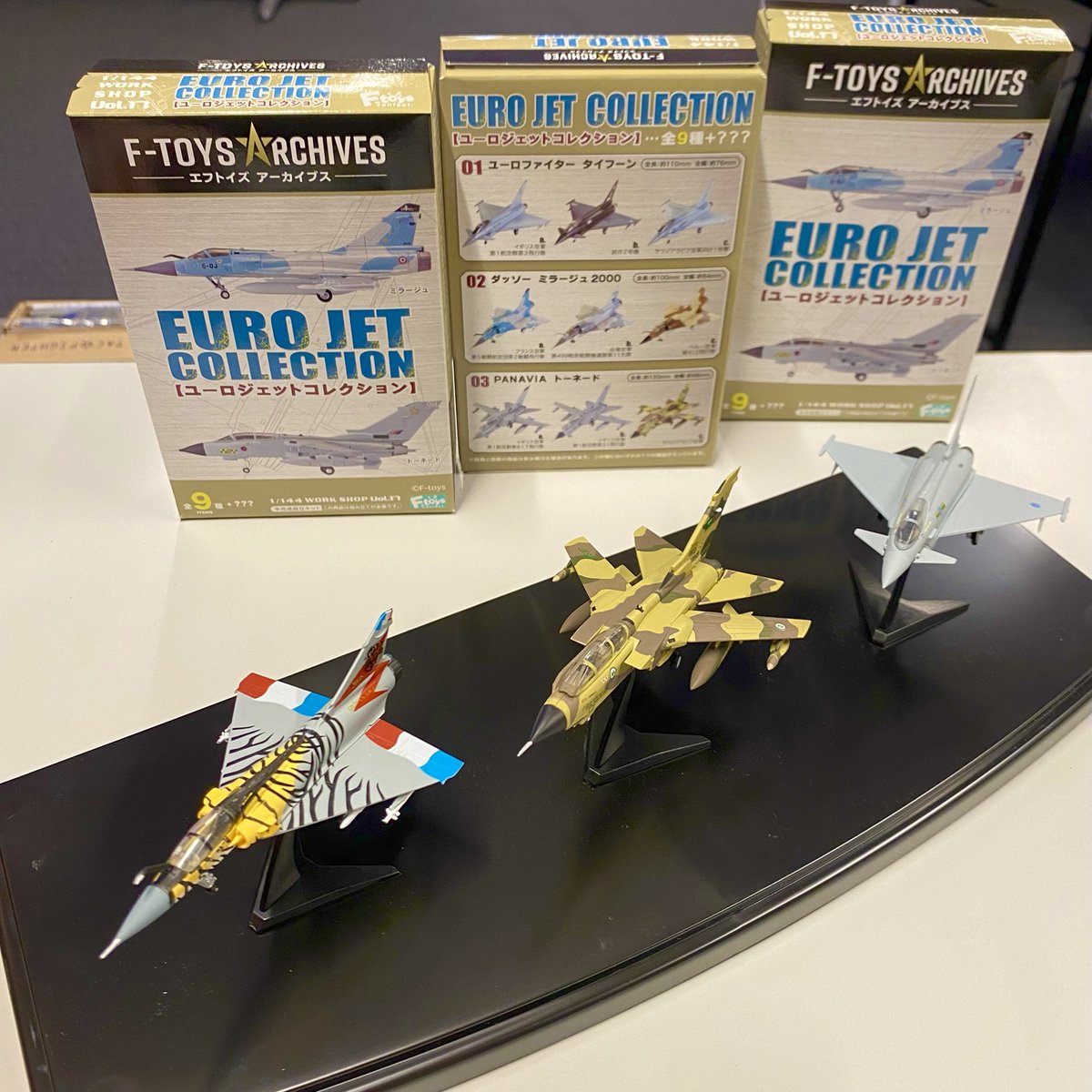 F-TOYSの食玩 ユーロジェットコレクションを7月21日(月)から販売しまーす！
ミラージュ2000、トーネード、ユーロファーター3機種のそれぞれ3種類の塗装があります。又はシークレット機が入っていますのでお楽しみに―。
 715円/税込 羽田イノベーションシティのファイター店にて