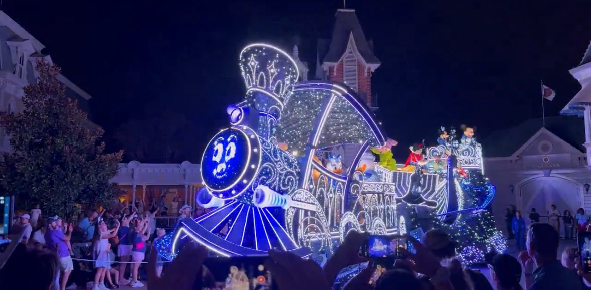 AParkMind's tweet image. While I wish there was that extra bit of magic with incorporating elements nearby the parade floats. The floats in starlight are a beautiful design and blend between different sources of light with great character placement. It is nice to see Disney parks quality start to improve