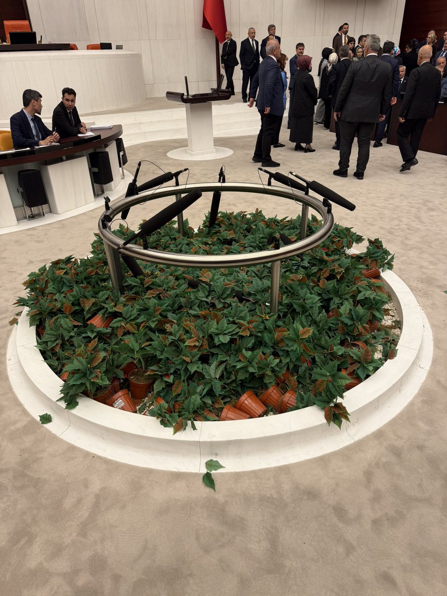 Direniş, kürsü işgali, eylem, kavga…

Zeytinliklerimiz için.

Ve geriye kalan bu görüntü. Burası Genel Kurul salonunun ortası. 

Neticesinde 04.15’te TBMM Genel Kurulu’nu kapattık. İktidar adeta kendisini parçaladı bu gece bitecek bu yasa diye. İzin vermedik…

Ne aceleleri var