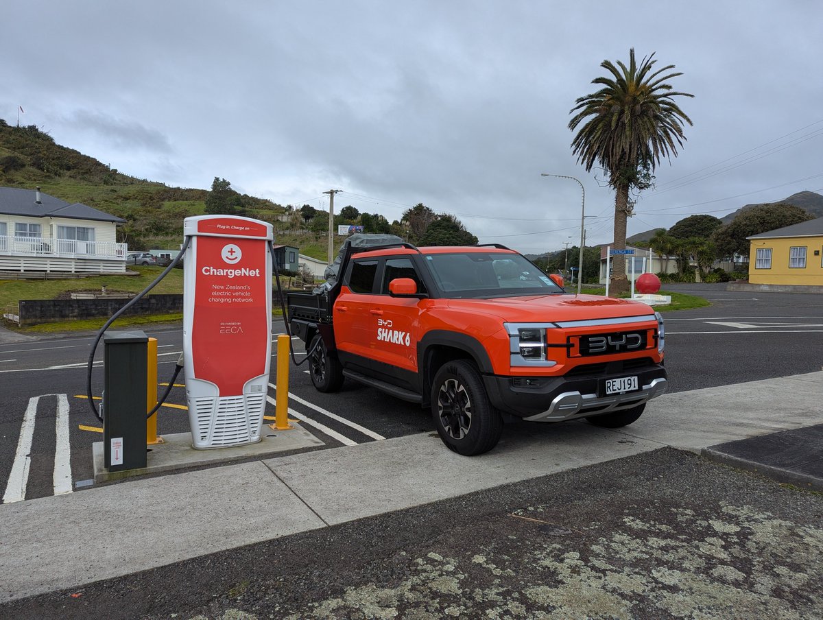 KiwiEV's tweet image. Made it to the charger in Mokau. Economy is going good so far. Sadly, when we were lifting the oven into the tray, all the elements fell out and some things broke. I can't imagine how much it's going to cost to have custom-made parts fabricated now. At the risk of sounding like a…