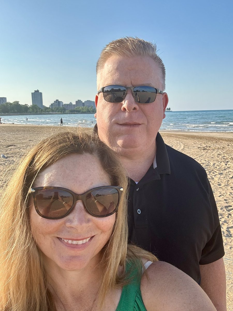 DeAnn_BoilerRN's tweet photo. The night was too perfect to stay home! Tried out Reggieโs on the beach at the 63rd beach. Food was great, service outstanding & all the summer vibes! #chicago #summerchi https://t.co/jcYZMZg8z9