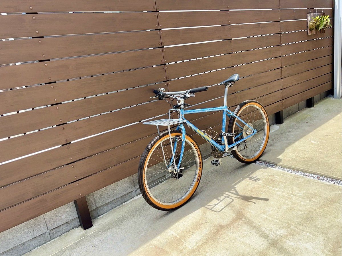 rough67's tweet photo. ようやくADEPTのフロントキャリア？ フロントラック？？を付けました。
事前にアドバイス頂いていた通りシルバーというよりグレーですねw
ボロくなったらシルバーで塗ろ。
次はシフター換えたいな。
-
#mtb 
#oldmtb 
#vintagemtb 
#マウンテンバイク 
#自転車 
#自転車好きな人と繋がりたい https://t.co/hhDwjPTQdV