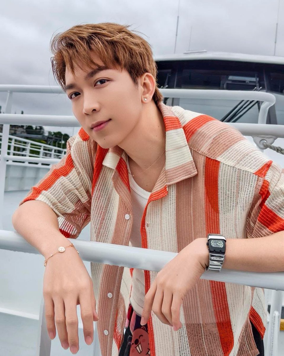 tangvuminhphuc's tweet image. Áo sọc chẳng phải để khoe,
Mà là để hỏi em mê chưa nè ?
#TangPhuc