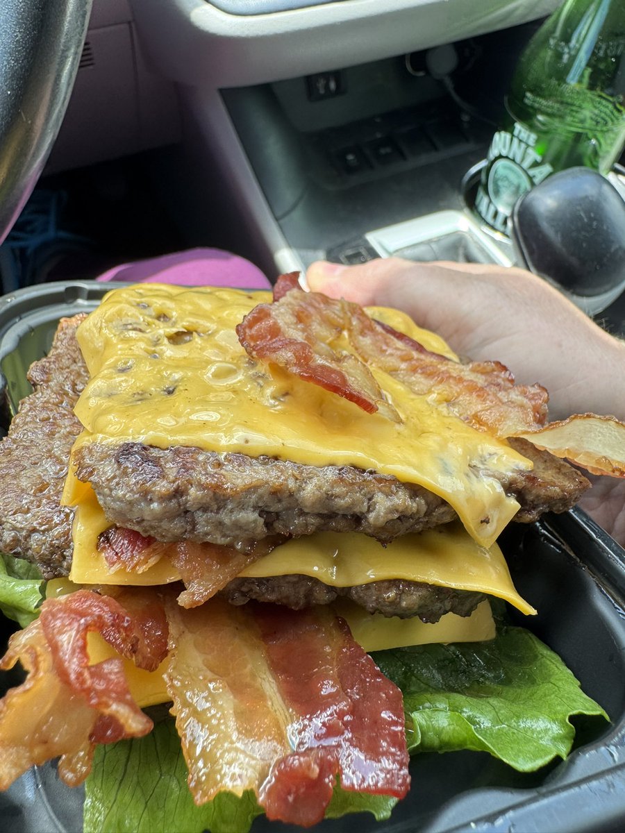 EmanBotl's tweet image. The lettuce wasn’t consumed…
Triple baconator for the win