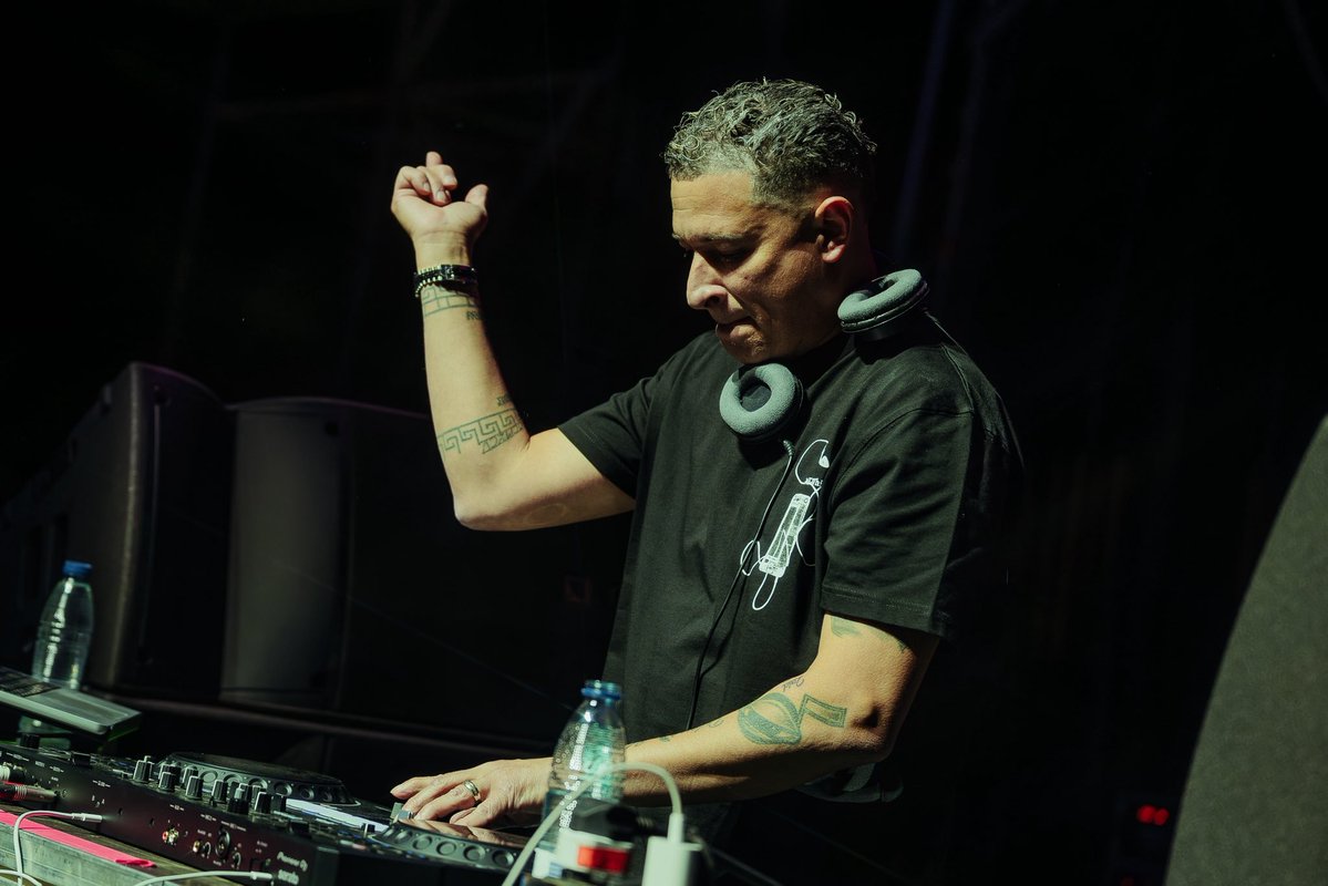 DJ Nelson es el encargado de poner el broche de oro a la primera jornada de Torremolinos 🎧
