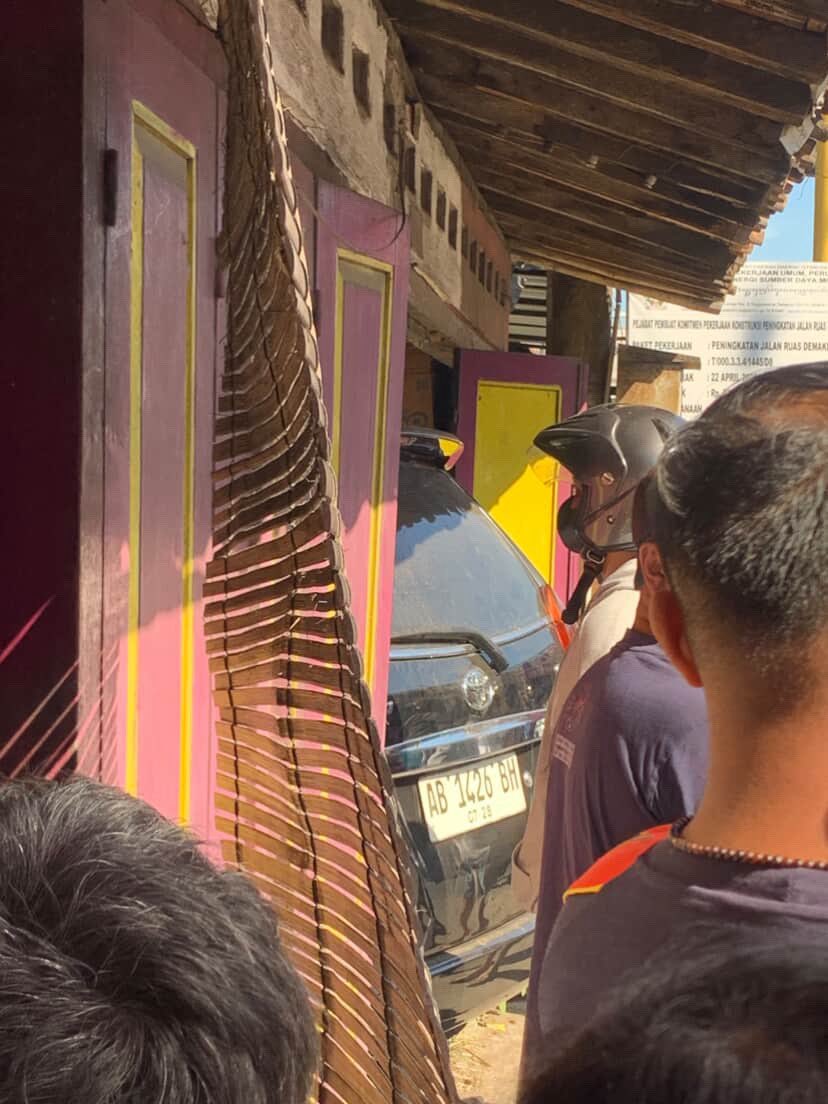 merapi_uncover's tweet photo. [Breaking News] 08:58 pagi ini terjadi kecelakaan tunggal mobil nabrak rumah di perempatan Godean Sleman, diduga pengemudi mabuk. tetap hati hati saat berkendara lur

(alfinmakeup) https://t.co/GirBWMkOhL