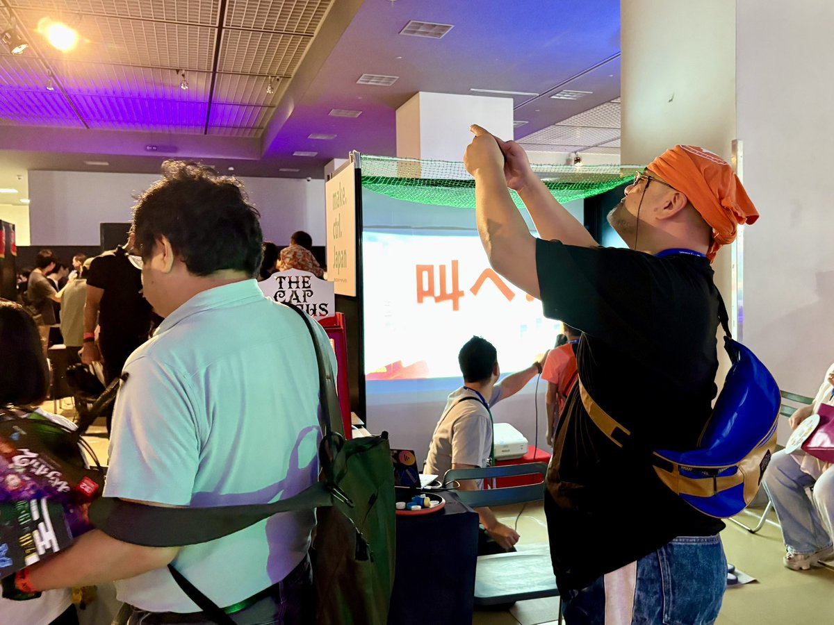 CLOVERS_jp's tweet image. 📍#BitSummit で神谷英樹を発見💡
ハムスターさんのオレンジのタオルが目印です🧡😇
#BitSummit13th