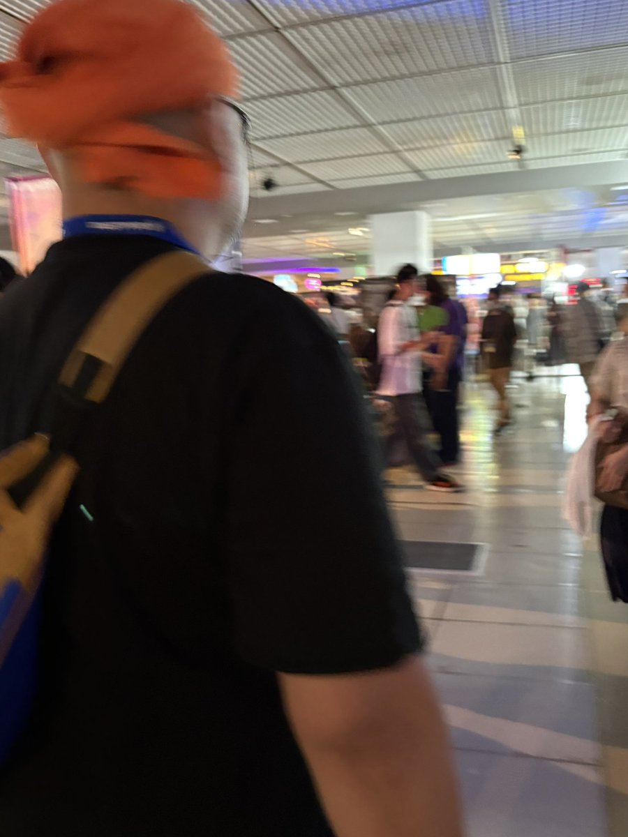 CLOVERS_en's tweet image. 📍Spotted Hideki Kamiya at #BitSummit 💡
Look for the orange towel from HAMSTER🧡😇
#BitSummit13th