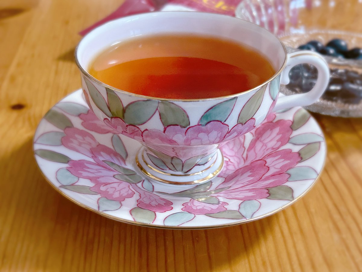 nekotapana's tweet image. 実家の母が送ってくれたブルーベリーでティータイム🫐紅茶はニルギリ パークサイド農園☕️
今日から娘の夏休みが始まりました🌞🌴
#木漏れ日のお茶会
#茶好連