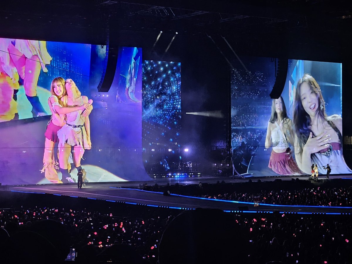 blckpinkpic's tweet photo. BLACKPINK https://t.co/xesQWo3Opm