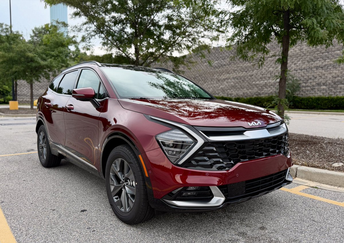 Officially picked it up! Needed a new vehicle that hopefully I’ll be seen in, good mpg and room for travel.. so I picked up a 2025 Kia Sportage Hybrid! Absolutely love the car and couldn’t ask for anymore. 💙💚