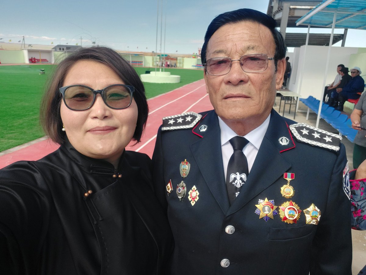 Monkhj's tweet image. Баянхонгор аймгийн Баянлиг сумын түүхт зуун жилийн ой ийнхүү өндөр үүдээ нээлээ...
Түмэн бээрийн алсаас Баянлиг нутгаараа овоглодог Гавьяат хуульч Сангийн Саадэлэг тэргүүтэй олон алдартан гавьяатууд түүхт ойдоо иржээ...Аав, ээжтэйгээ 100 жилийн ой үзнэ гэдэг мөн ч их хувь шүү.