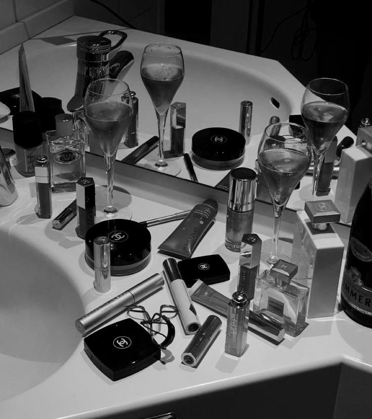 Manoeskript's tweet image. ️️ ️️ 

️️ ️️ 

LATISHA, 2004.
Kaya raya, kamu?

️️ ️️ 

️️