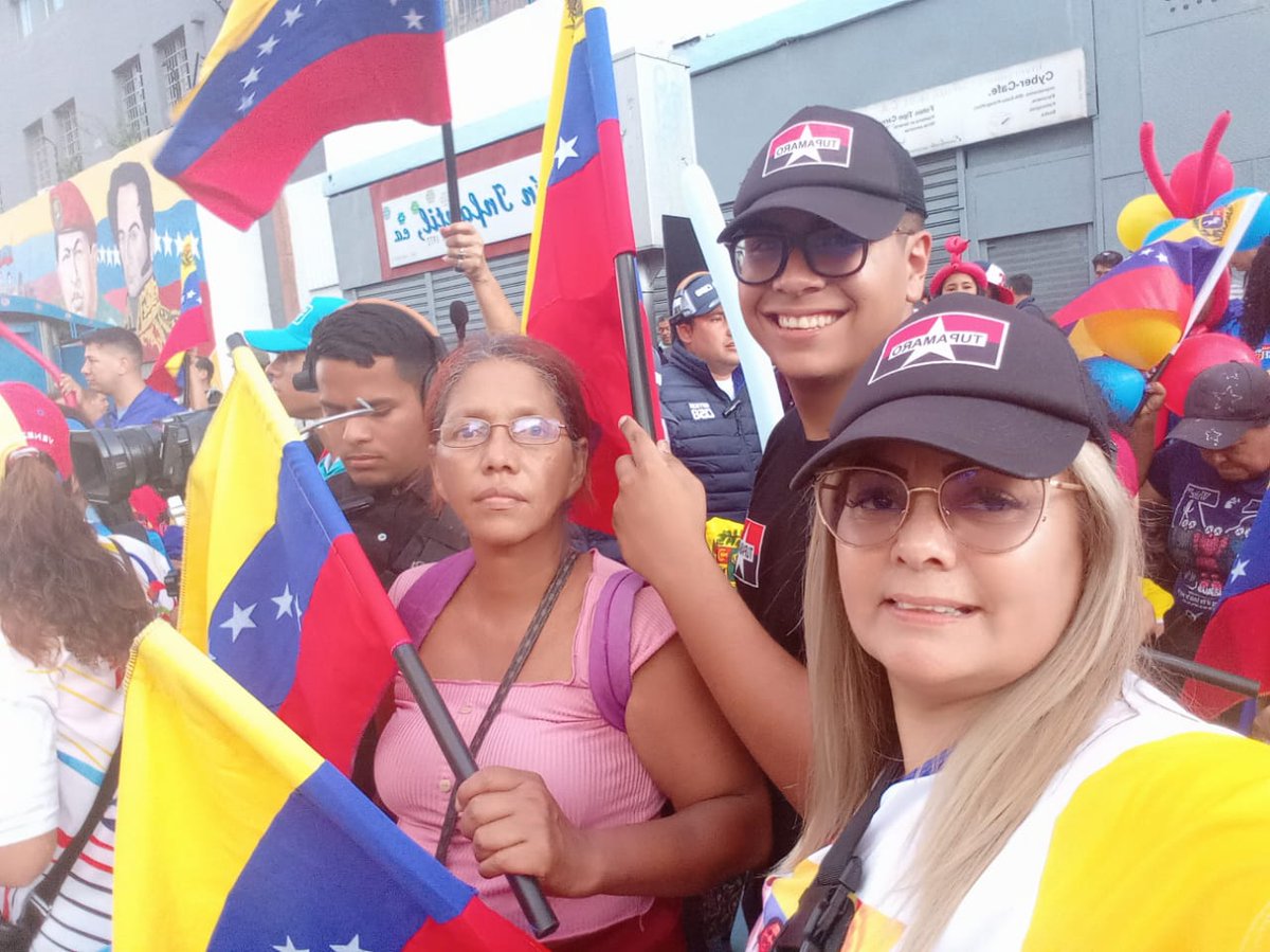 Tupamaro desplegado junto a sus Candidatos y candidatas. El Secretario de la Juventud de Caracas motivando a la generación de Oro mediante un volanteo a la importancia de ejercer el voto elegir sus proyectos Comunales en la 1era. Consulta Popular Nacional de la Juventud.