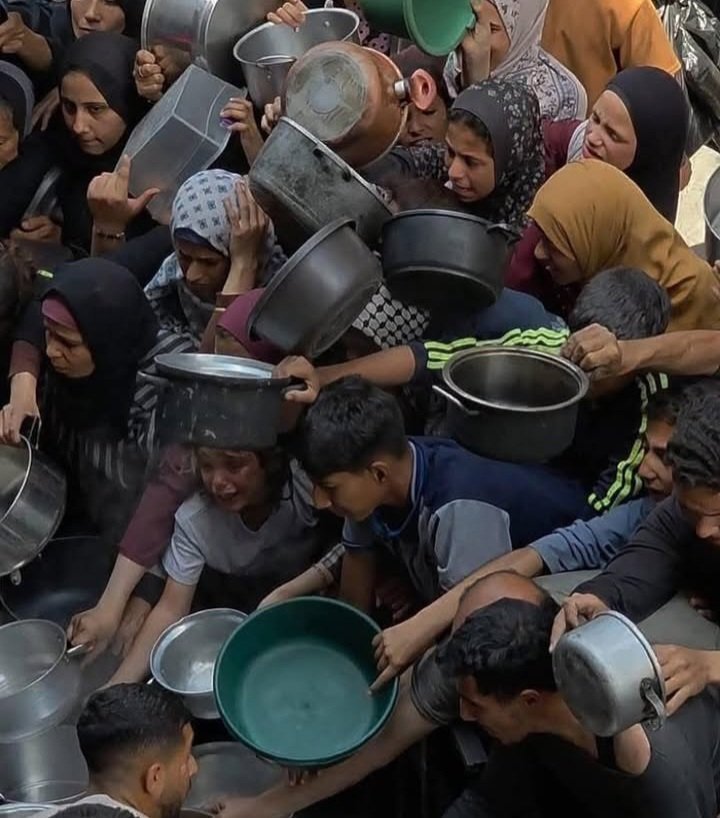 {فَلَا اقْتَحَمَ الْعَقَبَةَ. وَمَا أَدْرَاكَ مَا الْعَقَبَةُ. فَكُّ رَقَبَةٍ. أَوْ إِطْعَامٌ فِي يَوْمٍ ذِي مَسْغَبَةٍ. يَتِيمًا ذَا مَقْرَبَةٍ. أَوْ مِسْكِينًا ذَا مَتْرَبَةٍ) 
ترى من سيقتحم العقبة ويظفر بالفوز؟  
#غزه_تموت_جوعاً 
#غزة_تُجوع 
#غزة_تُباد