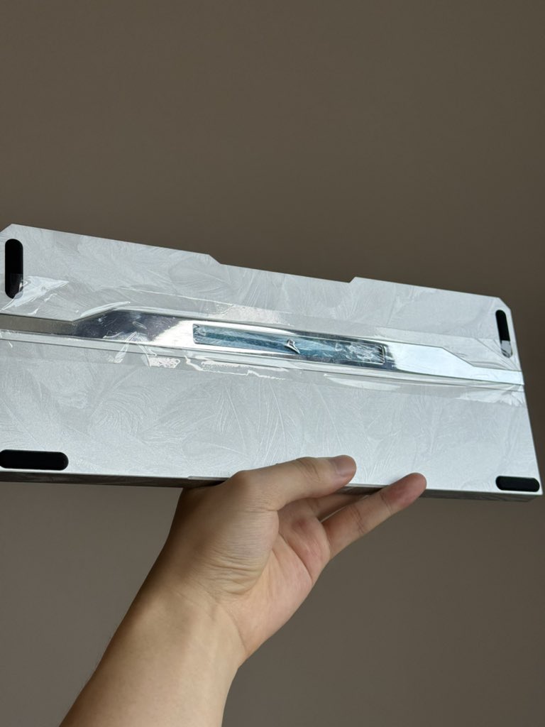 Absolute0rizz's tweet image. Need help choosing the keycaps for this case 😩