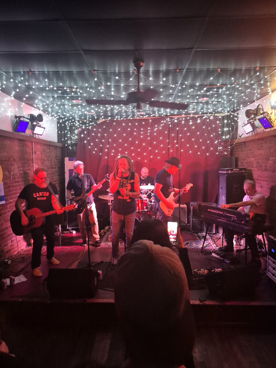 Watching Strange Notes, at the 5 o'clock Lounge! 🍻🍻🍻