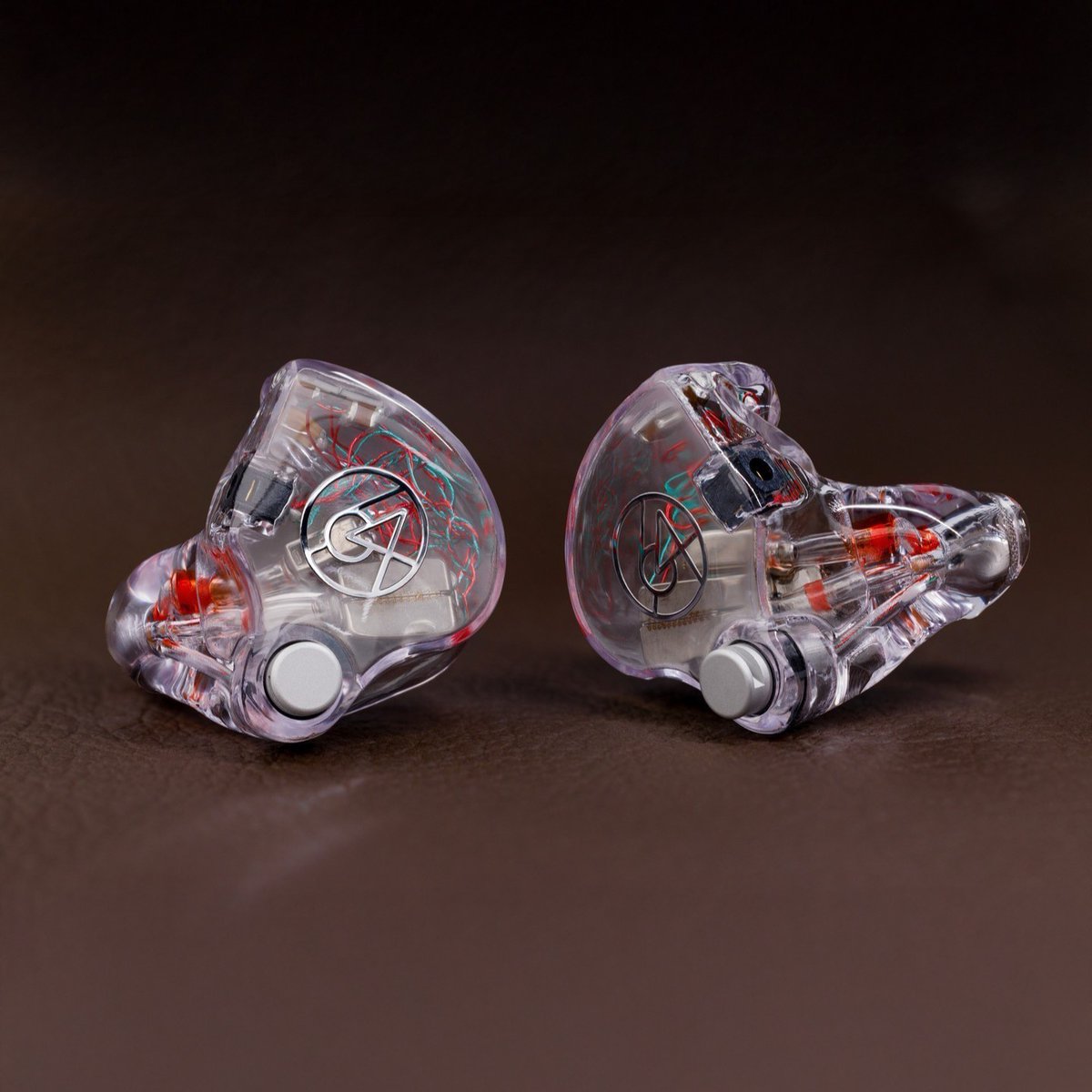 All clear IEMs maintain the perfect balance of form and function. Perfect sound with an understated design.