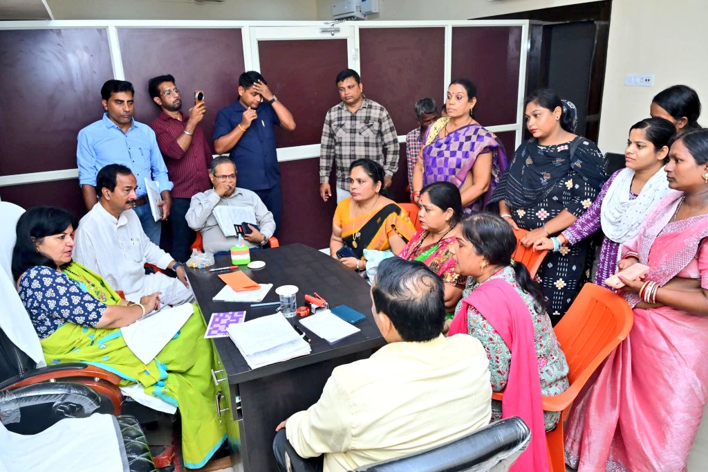 AprajitaSarangi's tweet image. Public Grievance Hearing at the doorstep of People.
With Sri @PrasantJagdev, Hon'ble MLA,Khordha,I heard Public Grievances at Khurdha District Hqrs yesterday.
Met 400 people.Heard each of them & assured them of best possible action .
This kind of Hearing will be done regularly.