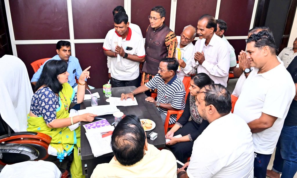 AprajitaSarangi's tweet image. Public Grievance Hearing at the doorstep of People.
With Sri @PrasantJagdev, Hon'ble MLA,Khordha,I heard Public Grievances at Khurdha District Hqrs yesterday.
Met 400 people.Heard each of them & assured them of best possible action .
This kind of Hearing will be done regularly.