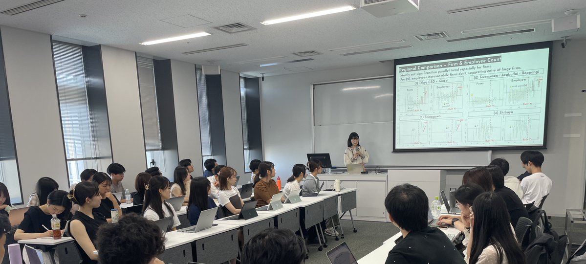 yastodo's tweet image. 早稲田の同僚の下川哲さんと9月卒業生の卒論発表会。
下川さんは英語プログラム向けのゼミをやっているので、9月卒業がデフォルト。私のゼミにも英語プログラムの学生が何人か。
みんななかなかよい発表だった。
ただ、その後の懇親会で下川さんが学生に対して私の裏話を話すのには参った…