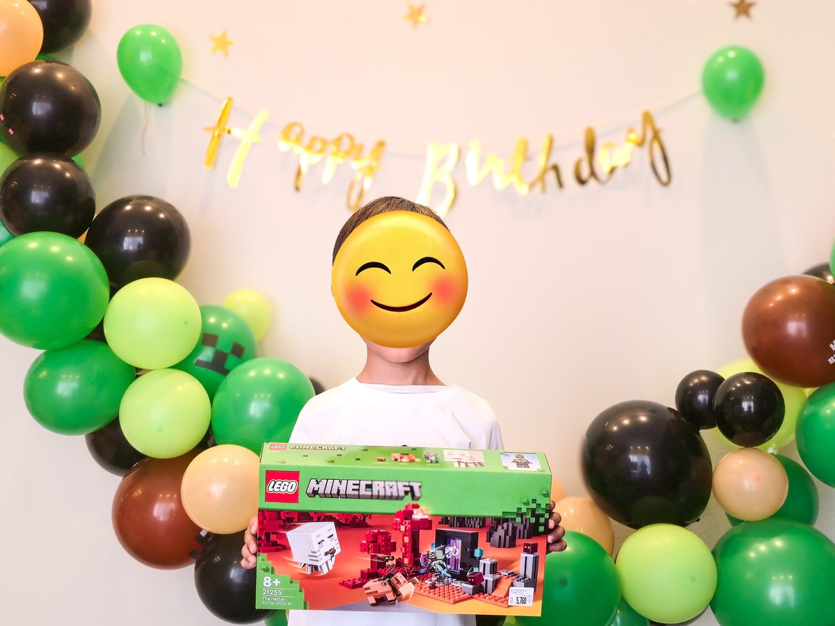 sakyo_ukyo69's tweet image. 本日は長男の誕生日✨
深夜のうちに飾り付けして、午前の内から誕生日パーティーです😆
今年のテーマは、『マインクラフト』
映画も見に行って、今楽しいようなので♪
ちょうど、31の新作アイスケーキがマイクラで、神タイミングでした(笑)
これから、妻と鬼滅の刃見に行くので、私は次男とお留守番😁
