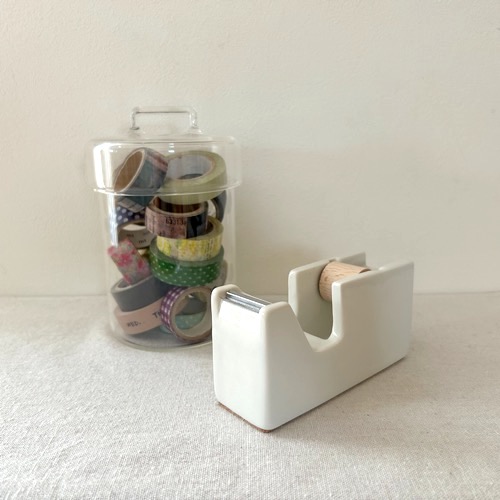 kurashi_to_osha's tweet image. マスキングテープにおすすめ「倉敷意匠」の白磁テープカッター kurashi-to-oshare.jp/goods/226879/