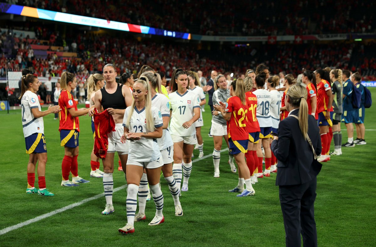 FootballSwissEN's tweet photo. Classy. 👏 #WEURO2025 https://t.co/tgfwMz9UUp