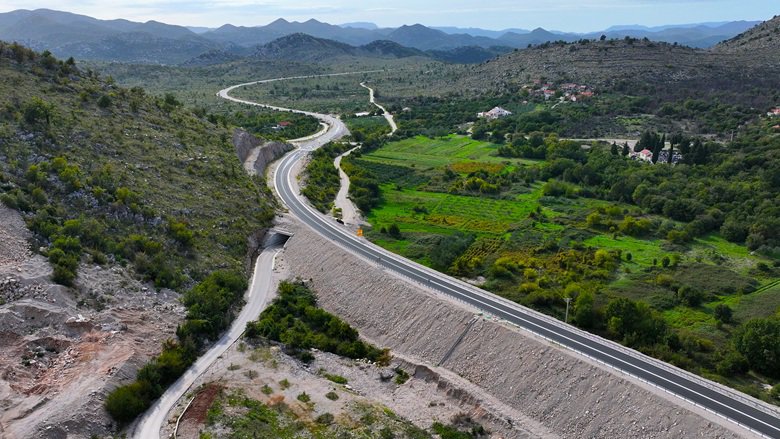 WBG_Transport's tweet image. Bosnia and Herzegovina: The new Neum–Stolac #road is more than asphalt, it’s a lifeline. It means smoother coastal access, thriving inland towns, and more #jobs for local communities.
Read about it: wrld.bg/Ec2f50WrkUX #transport