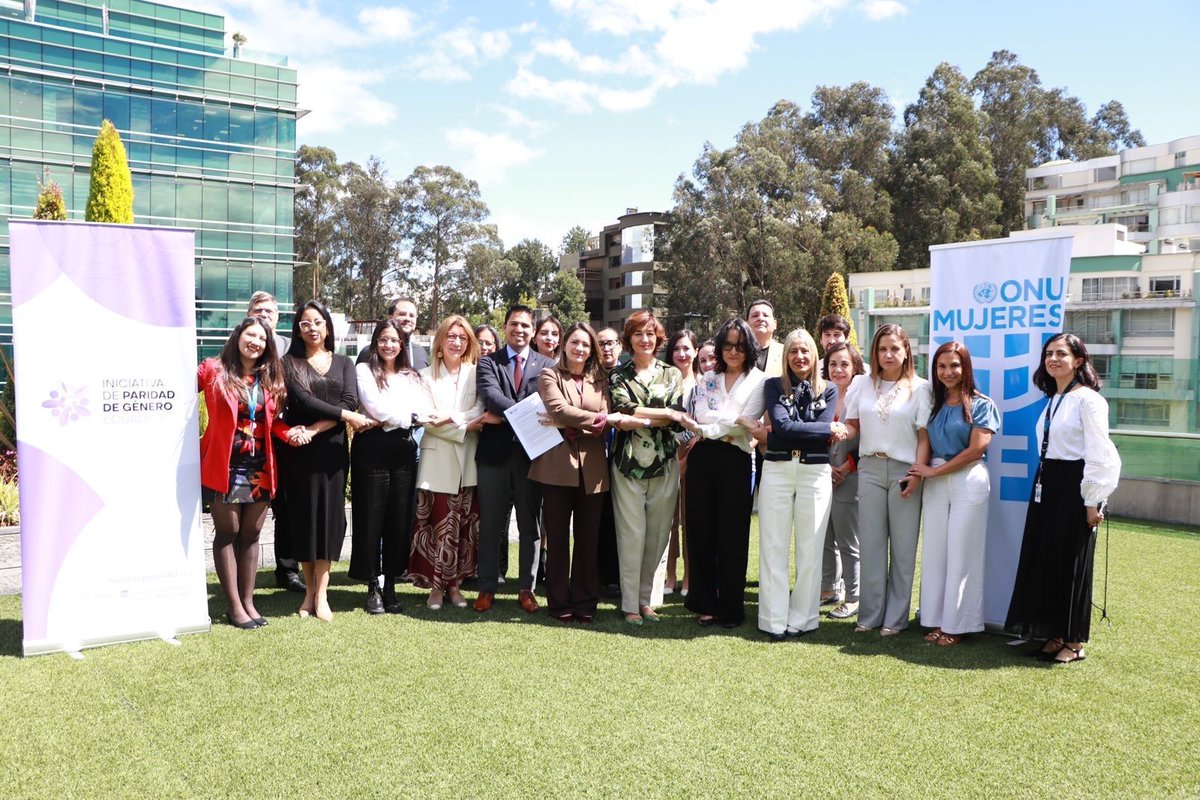 LauraIMelo's tweet image. ✍️🤝 Hoy acompañamos la firma del Memorando de Entendimiento entre la Iniciativa de Paridad de Género en Ecuador y @ONUMujeres.
Un paso importante para acelerar la igualdad, cerrar brechas y construir un futuro con más oportunidades para mujeres y niñas. 💙👩🦰👩🏽🦱👩🏼