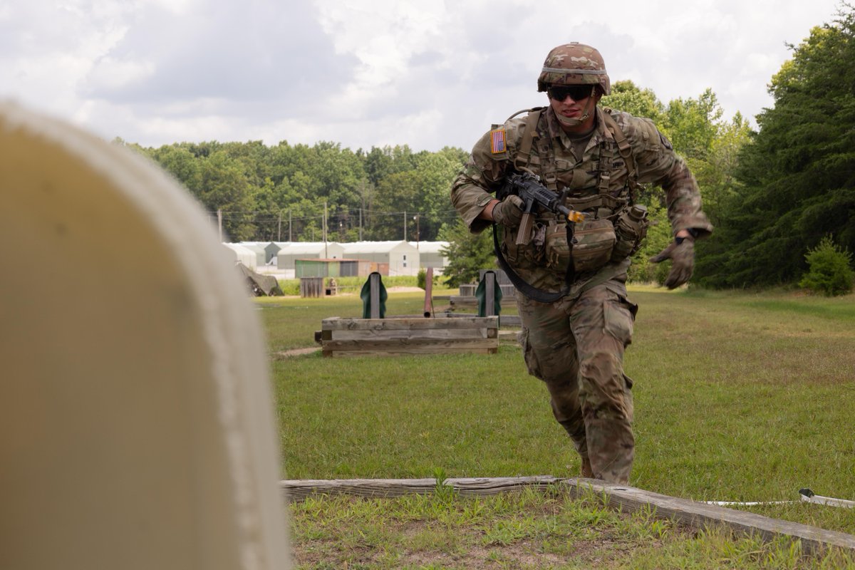 ArmyROTC's tweet image. Peek. Sweep. Twist. Pull. Frag Out! 8th Regiment #AdvancedCamp Cadets push through the Hand Grenade Assault Course at #CadetSummerTraining.
Click the link in our bio for more #CST2025 content!馃敆
馃摳: Andrew Fuhrman, Ball State University, CST Public Affairs Office