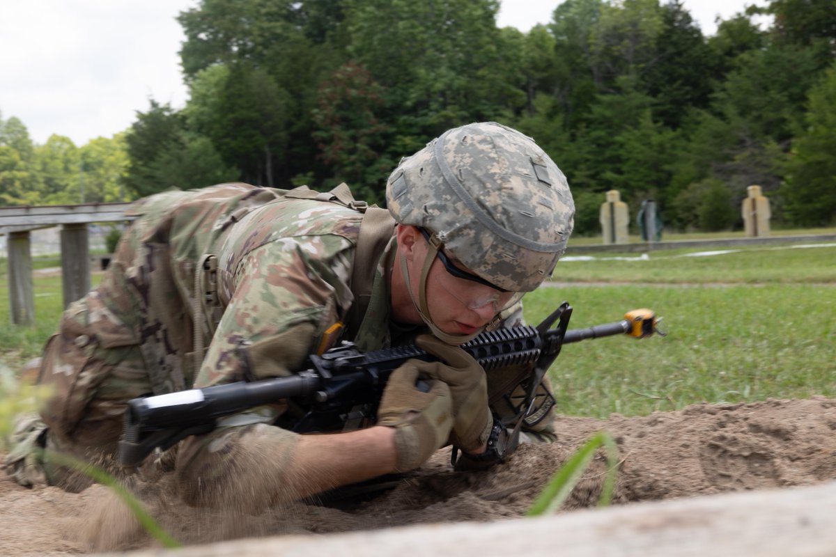 ArmyROTC's tweet image. Peek. Sweep. Twist. Pull. Frag Out! 8th Regiment #AdvancedCamp Cadets push through the Hand Grenade Assault Course at #CadetSummerTraining.
Click the link in our bio for more #CST2025 content!馃敆
馃摳: Andrew Fuhrman, Ball State University, CST Public Affairs Office