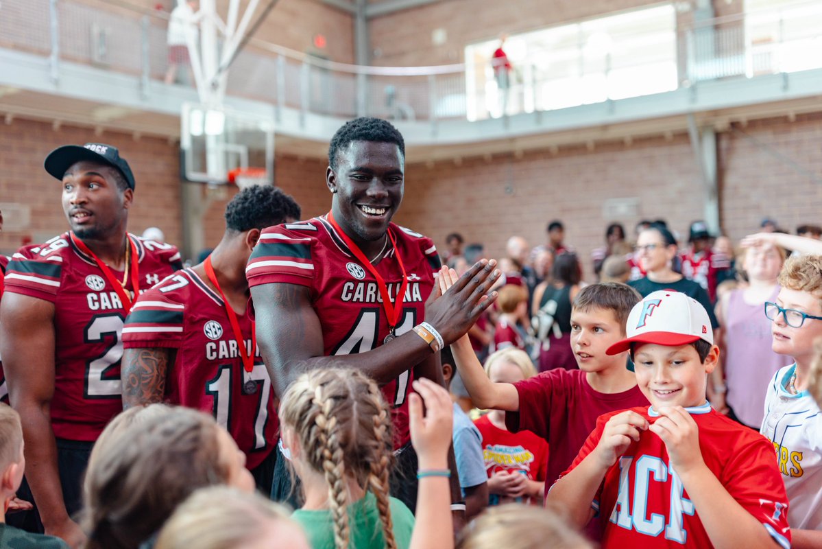 GamecockFB's tweet image. Grateful to spend time with some future Gamecocks at the Drew Wellness Center!