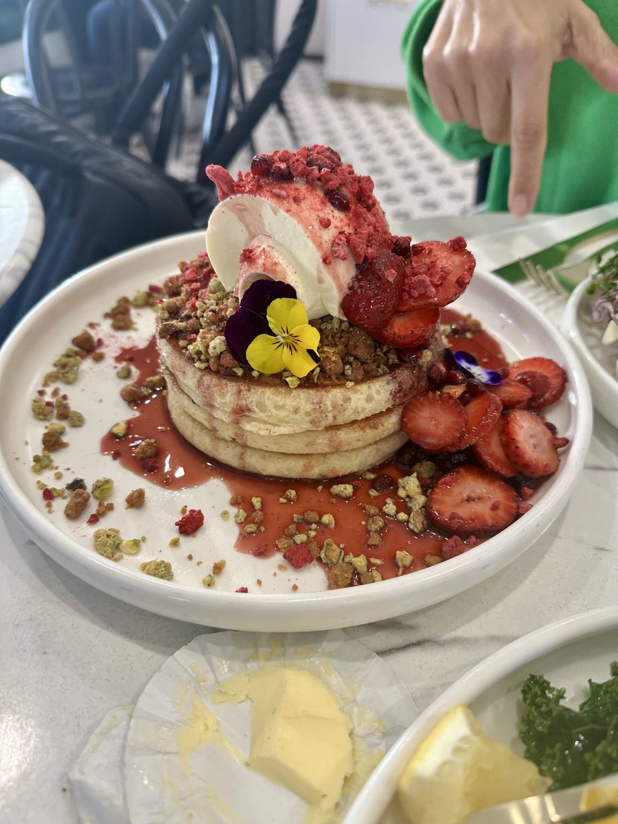 tuliprose269's tweet image. Wow !! pancakes, strawberries, mascarpone, pistachios…
Each bite combining the tender, cake-like texture of pancakes with the soft yet slightly firm strawberries…. Magic .. 🙂