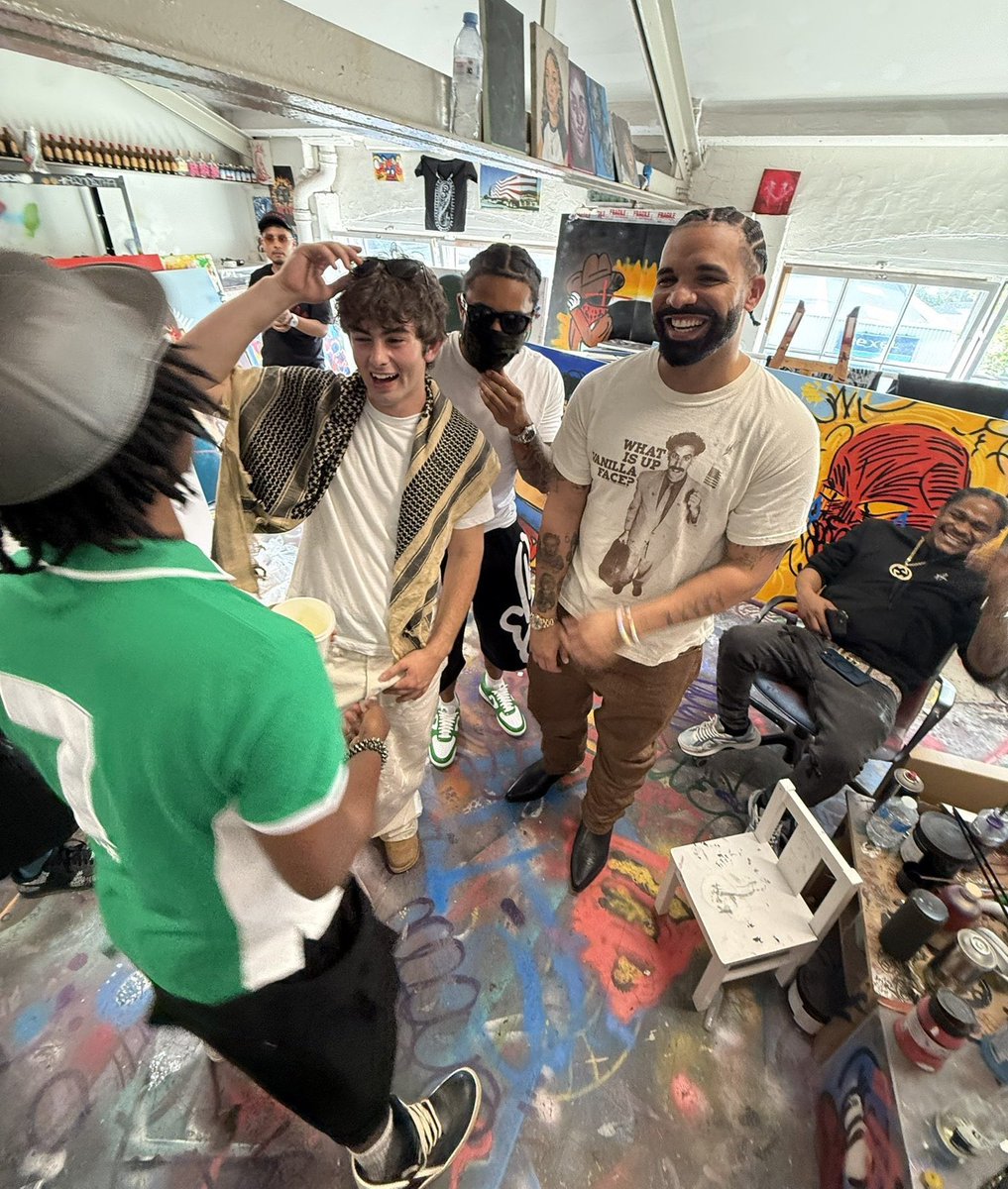 Drake visits British-Nigerian designer and artist Slawn in his studio in London 🔥 🖼️