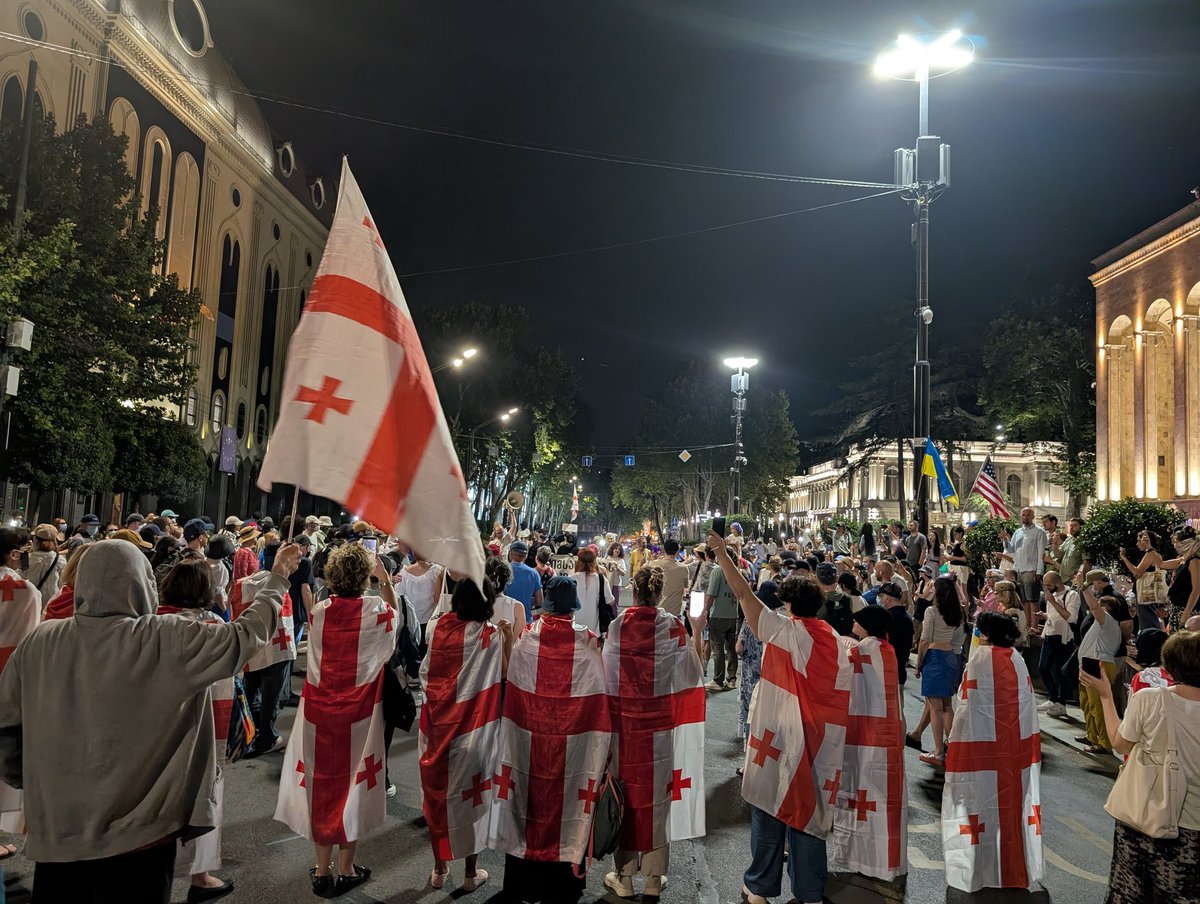 SabineMescher's tweet image. 🇬🇪Tag 233. Mal in Folge ist die Rustaveli-Allee blockiert. Die Proteste gehen in mehr als acht Städten weiter.
„Das illegitime, repressive GD-Regime muss zusammenbrechen.
👀Behaltet uns im Auge: Morgen findet eine große Kundgebung statt.“ via @rusudanjakeli
#GeorgiaProtests