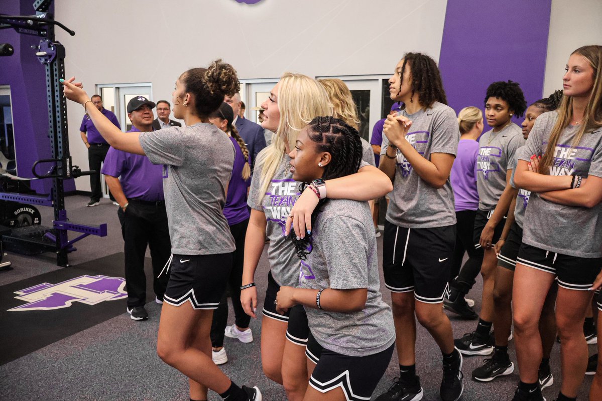 TarletonWBB's tweet image. Weights just got better 😏
Got the first glimpse at the new Tarleton State Athletics’ Weight Room! 🏋️