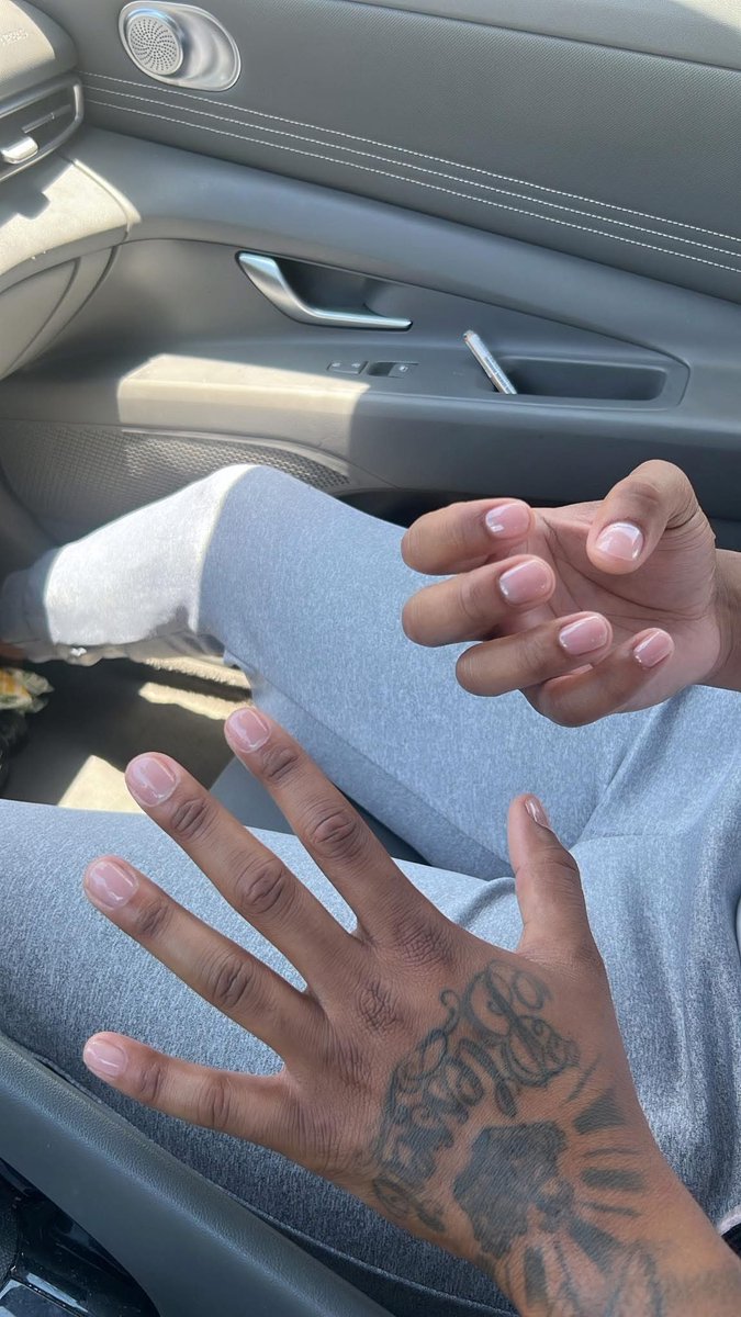 _DamnJaden's tweet photo. A man with hands like this is sexy af. They can go anywhere in me https://t.co/IZklZnvbS7