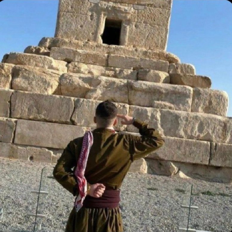 mahrokh_2's tweet image. شما کورد هستید و ما کرد! شما ساخته دست شوروی هستید و پروار شده بر سفره خونین فتنه۵۷ و ما هزاران سال ریشه در این خاک داریم! ایران جان ماست و ما روح ایران.
ما بخشی از ایران نیستیم، ما خود ایرانیم با شناسنامهای ۷هزارساله نقش بسته بر گوشه گوشهی این خاک عزیز!
ما خود ملت ایرانيم👑