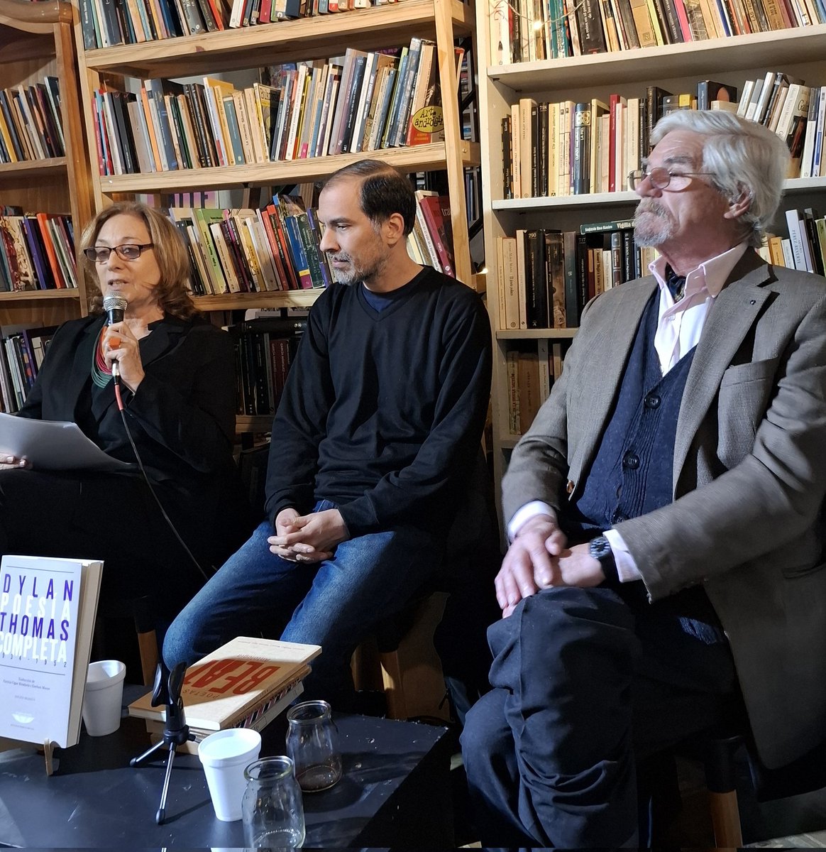 En <a href="/lalibrelibreria/">LaLibre</a> rendimos homenaje a Dylan Thomas con este nueva edición de su poesía. En la foto Patricia Ogan Rivadavia, <a href="/demian_paredes/">Demian Paredes</a> y el poeta Esteban Moore. 
<a href="/elcuencodeplata/">el cuenco de plata</a>