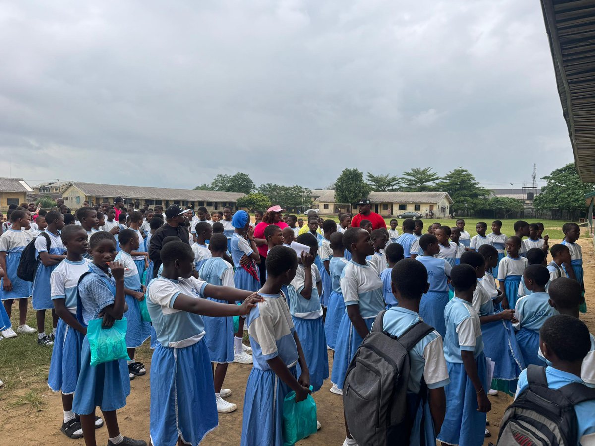 SokyEvans's tweet photo. While others throw parties… we served the people!
In honor of Peter Obi’s birthday, the Obidient Movement in Rivers State took love to the streets, slums, schools &amp; campuses , feeding, cleaning, &amp; caring.
This is what a New Nigeria looks like. 🇳🇬
#ObidientMovement #PeterObiAt64 https://t.co/auSjUfSA23