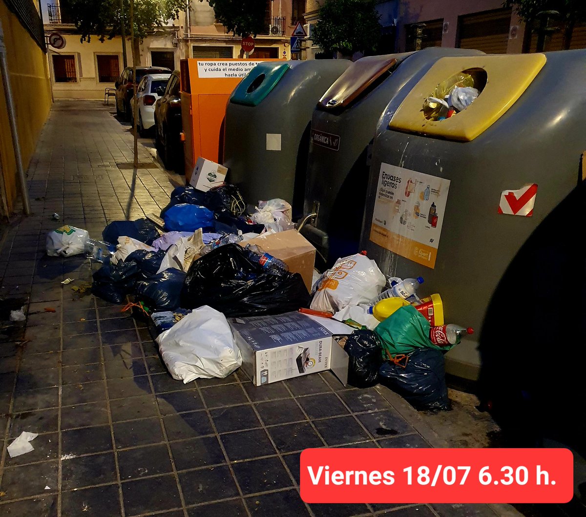 anawxy's tweet photo. Se necesitan servicios de limpieza mínimos en los días más calurosos del verano. Los ciudadanos no pueden verter la basura en contenedores rotos desde marzo. ¿Por qué no se procura tener un pueblo mejor cada día? https://t.co/MsBt3iXK0X