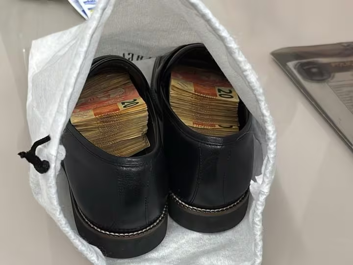flaviofachel's tweet photo. Políticos de vez em quando aparecem nos jornais revelando que preferem lugares especiais pra guardar um dinheiro que poderia estar em um banco, com toda a segurança e transparência. Me lembro de cuecas, malas, sapatos, panelas, sacola de vinhos e, agora, gaveta de cuecas. #Verbas https://t.co/KumjJc8U2S
