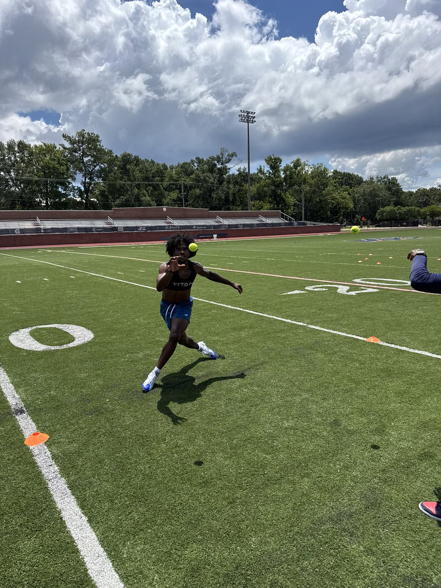 ESPN3ALLDAY's tweet photo. From High school to the Pros. 12+ years strong @djmontgomery___
#slideout
#Colts https://t.co/MkjMbU8HaQ
