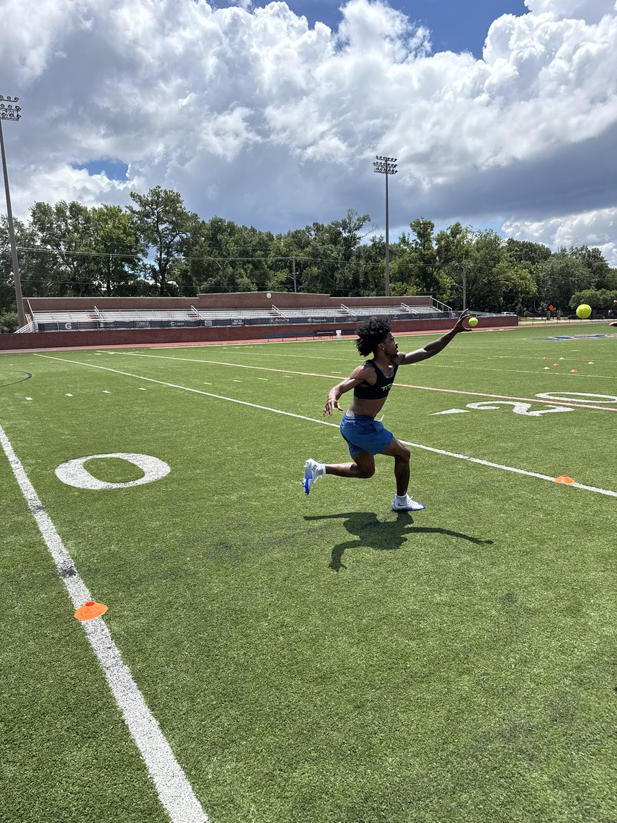 ESPN3ALLDAY's tweet photo. From High school to the Pros. 12+ years strong @djmontgomery___
#slideout
#Colts https://t.co/MkjMbU8HaQ