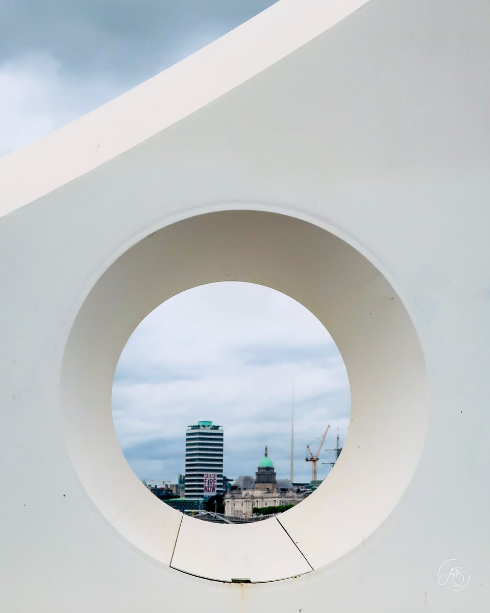 AnnBruen's tweet photo. And through the round window today we have Liberty Hall, Custom House Dome, the Spire and a few cranes !
#DublinCity #Throughtheroundwindow #seanocaseybridge #Cityscape #UrbanPerspective
@VisitDublin @LovinDublin @DublinLive https://t.co/mcKMhXoAVF
