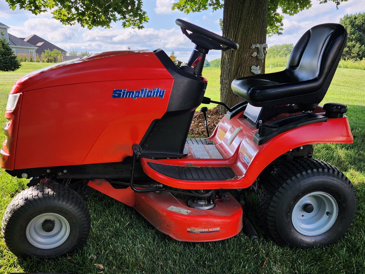 NonSequitur96's tweet image. Runs smoother than a deere and still cuts like a 🔪 even after all these years. Thank you @simplicityus, @SimplicityMower. Also, shout out to @BriggsStratton for a great, reliable engine.
