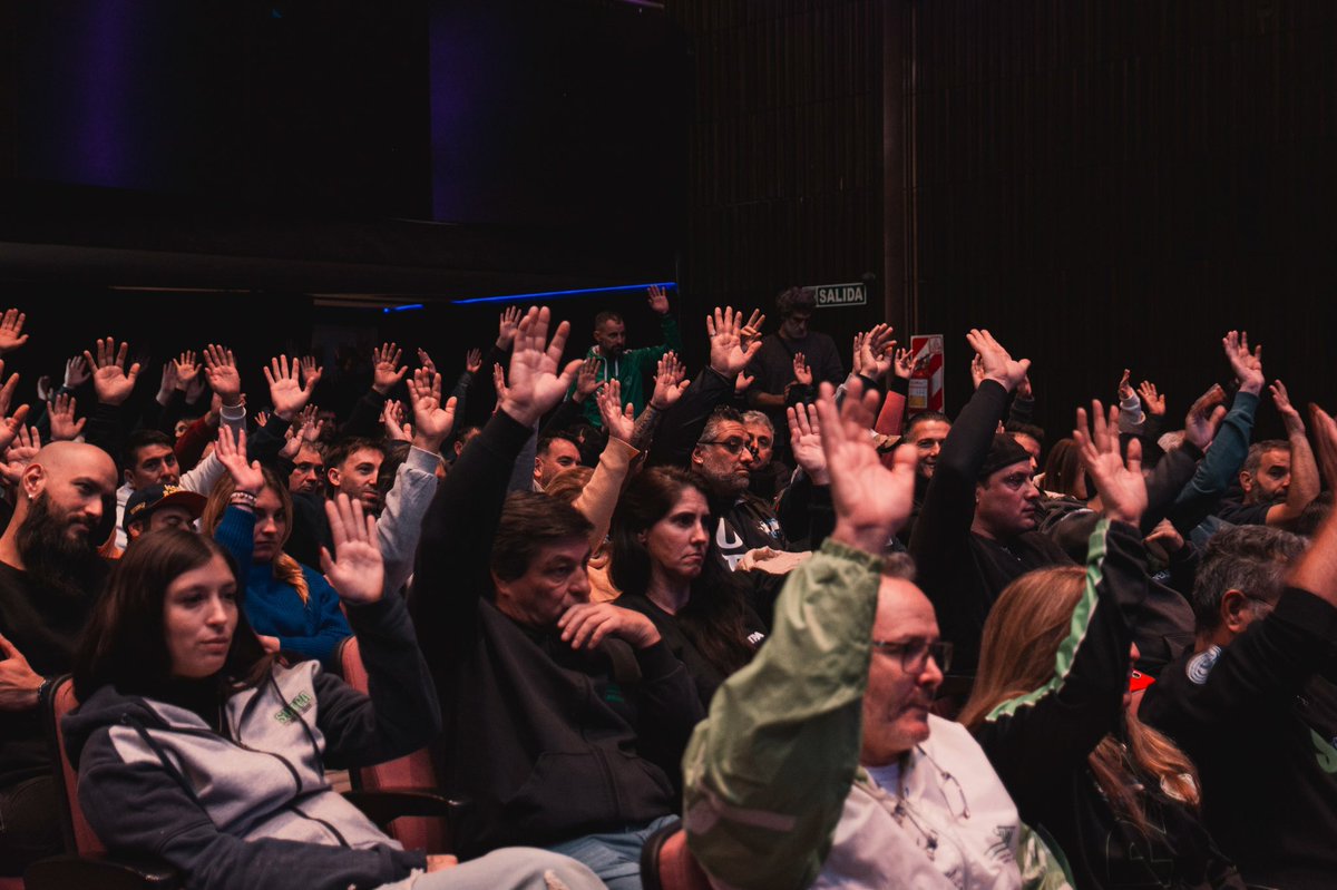 sutpapeajes's tweet photo. Asamblea Extraordinaria convocada para la elección de la Junta Electoral y una noticia que nos llena de fuerza: la Justicia falló a favor de nuestros compañeros despedidos por Corredores Viales.
La unidad y la lucha dieron resultado. Teníamos razón✊🏼✌🏻 https://t.co/avT79rx1xa