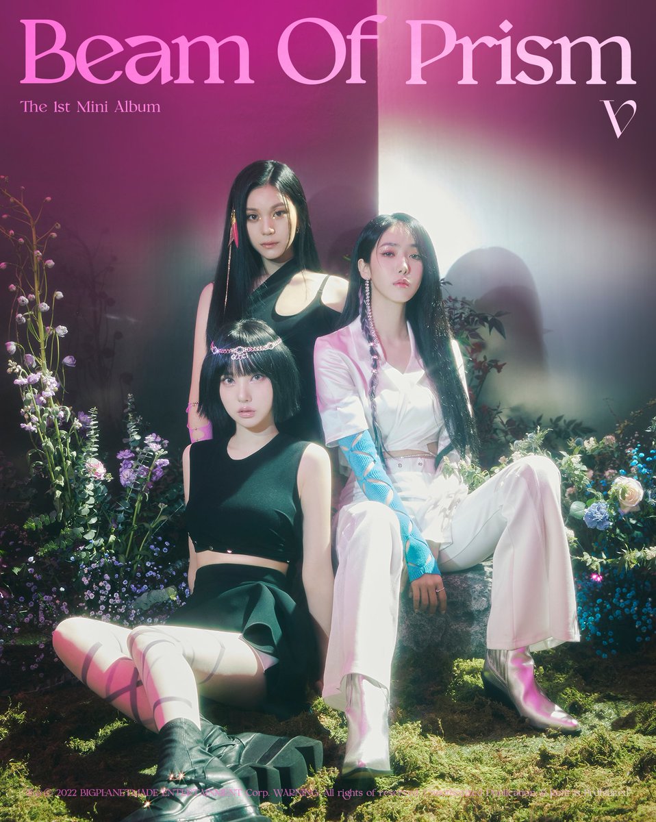 hyochin_gf's tweet photo. VIVIZ 🤝 HUNTRIX

even the official magazine art from the movie says it's really them 🤣💜💙 https://t.co/xC0NCE7nEH